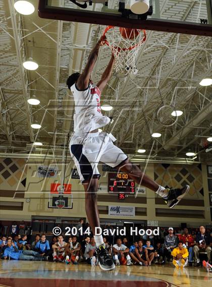 Thumbnail 2 in 2014 MaxPreps Holiday Classic Dunk Contest photogallery.