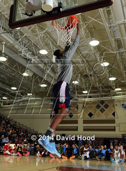 Thumbnail 2 in 2014 MaxPreps Holiday Classic Dunk Contest photogallery.