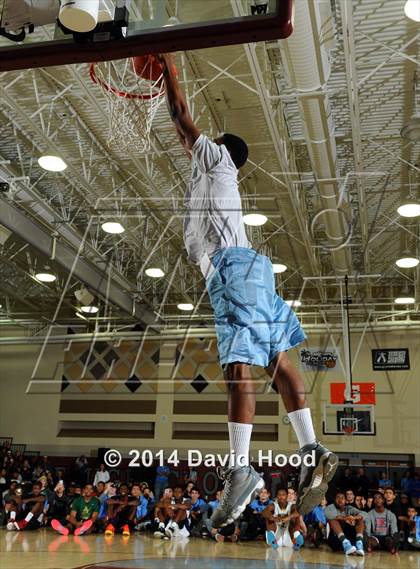Thumbnail 1 in 2014 MaxPreps Holiday Classic Dunk Contest photogallery.