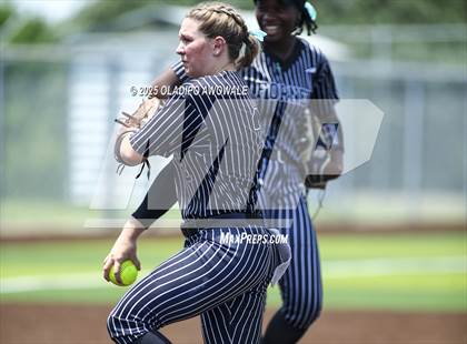 Thumbnail 2 in Guyer vs. Forney (UIL 6A Softball State Semifinals Div II) photogallery.