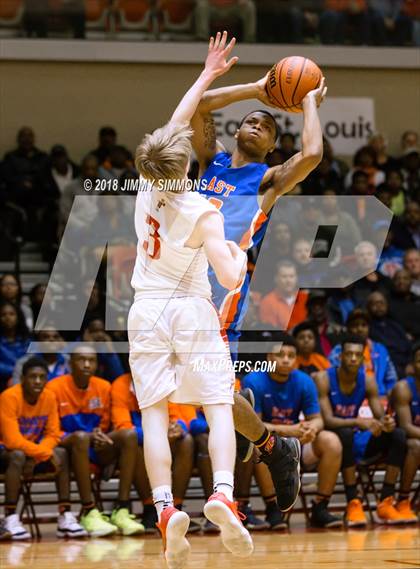 Thumbnail 2 in Centralia vs. East St. Louis (IHSA 3A Sectional) photogallery.