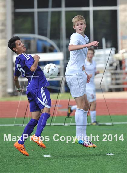 Thumbnail 3 in Liberty vs. Hallsville (UIL 4A Region 2 Semifinal) photogallery.