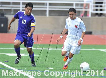 Thumbnail 3 in Liberty vs. Hallsville (UIL 4A Region 2 Semifinal) photogallery.