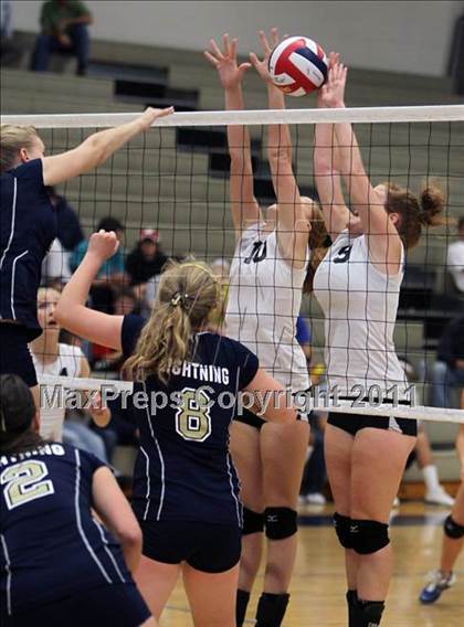 Thumbnail 2 in Oshkosh West @ Appleton North photogallery.