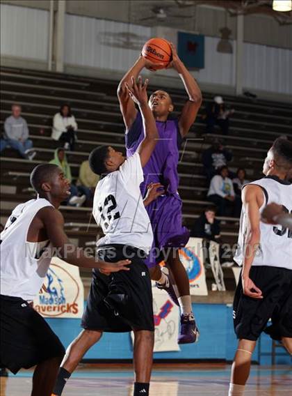 Thumbnail 3 in Dallas Lincoln vs Midwest City (Texas-Oklahoma Shootout) photogallery.