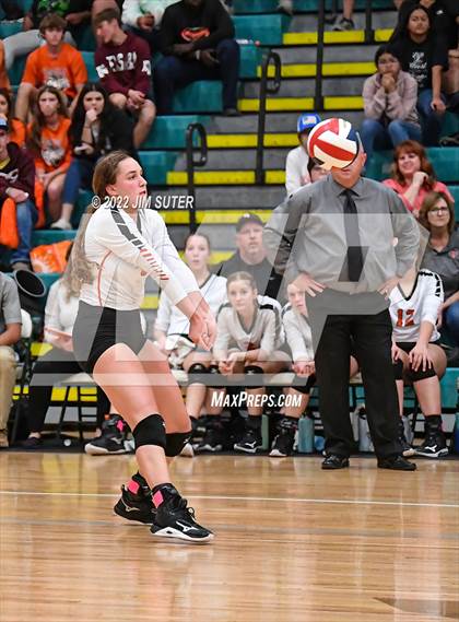 Thumbnail 1 in Thorndale vs. Schulenburg (UIL 2A Region 4 Area Playoff) photogallery.