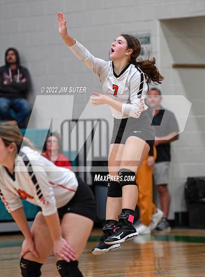Thumbnail 1 in Thorndale vs. Schulenburg (UIL 2A Region 4 Area Playoff) photogallery.