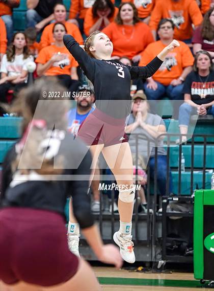 Thumbnail 1 in Thorndale vs. Schulenburg (UIL 2A Region 4 Area Playoff) photogallery.