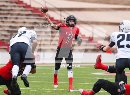 Thumbnail 2 in Forsan vs. Anson (UIL 2A Regional Playoff) photogallery.