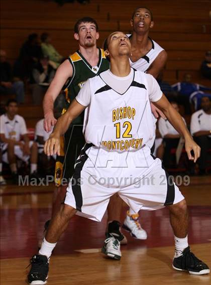 Thumbnail 3 in Bishop Montgomery vs. Kentridge (Sea Hawk Classic) photogallery.