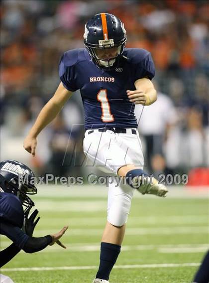 Thumbnail 2 in Edinburg North vs. Brandeis (Texas 5A Region 4 Playoffs) photogallery.