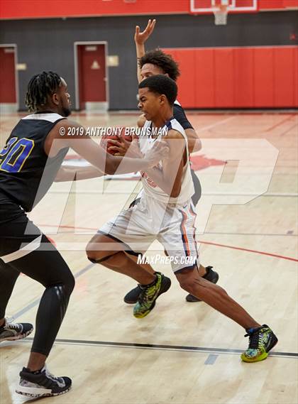 Thumbnail 3 in Grant vs. Cosumnes Oaks (Cordova Christmas Classic) photogallery.