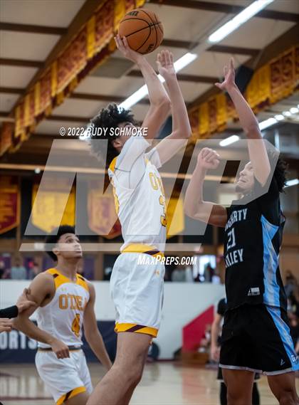 Thumbnail 3 in Dougherty Valley vs. O'Dea (Torrey Pines Holiday Classic Tip-Off) photogallery.