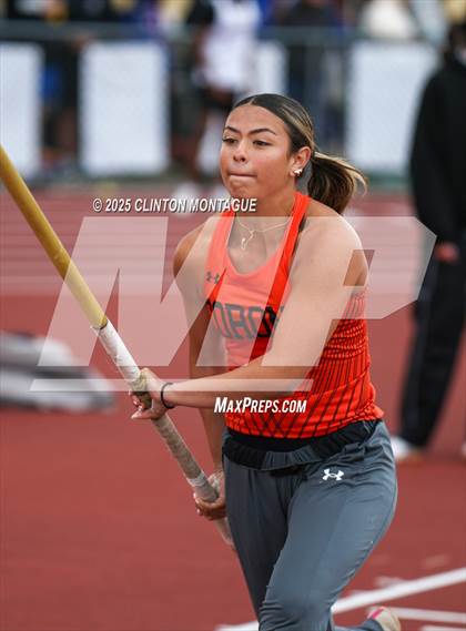 Thumbnail 2 in Devon Allen Invitational (Pole Vault) photogallery.