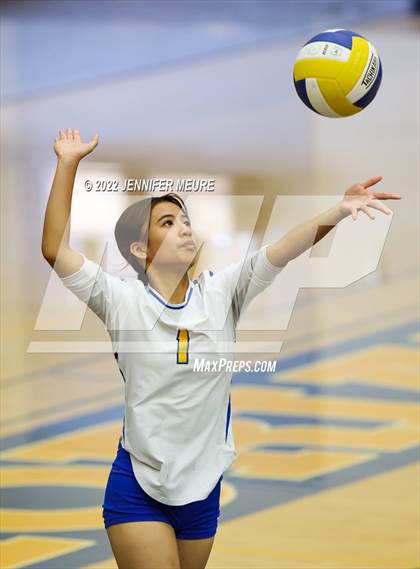 Thumbnail 2 in Newark Memorial vs Lincoln (JV Irvington Tournament) photogallery.