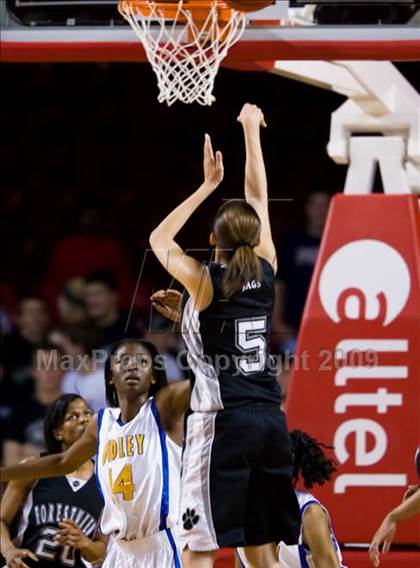 Thumbnail 2 in Forestview vs. Dudley (NCHSAA 3A Final) photogallery.