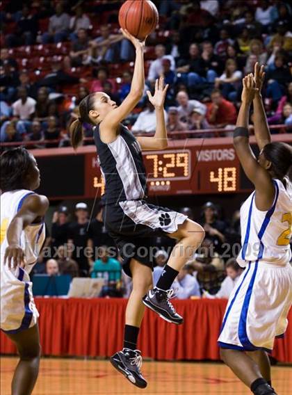 Thumbnail 3 in Forestview vs. Dudley (NCHSAA 3A Final) photogallery.