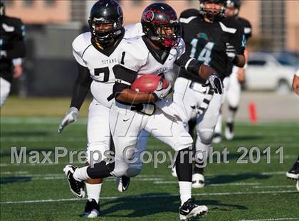 Thumbnail 2 in Pasadena Memorial vs Port Arthur Memorial (5A Region 3 Bi-District Playoffs) photogallery.