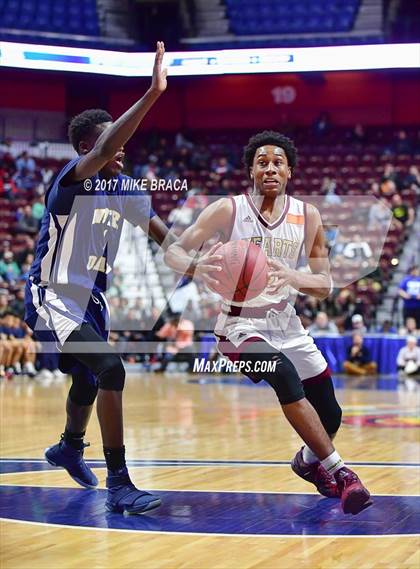 Thumbnail 2 in Sacred Heart vs. Notre Dame-Fairfield (CIAC Class L Final) photogallery.
