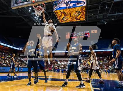 Thumbnail 1 in Sacred Heart vs. Notre Dame-Fairfield (CIAC Class L Final) photogallery.