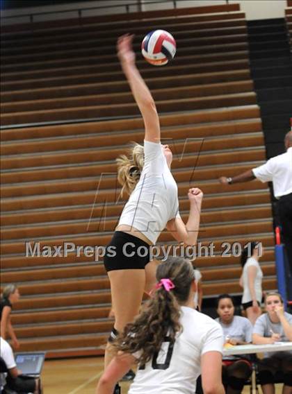 Thumbnail 3 in Redlands East Valley vs. La Canada (Durango Fall Classic) photogallery.