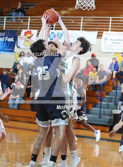 Thumbnail 3 in Georgetown Prep vs Roswell (Rotary Roundball Classic) photogallery.