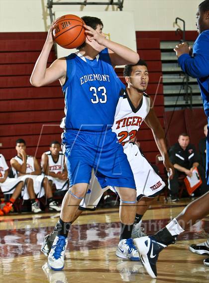 Thumbnail 2 in Tuckahoe vs Edgemont (Harrison Booster Club Tournament) photogallery.