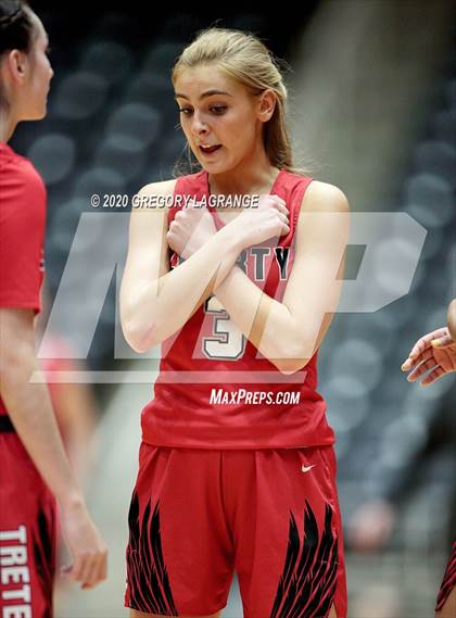 Thumbnail 2 in Liberty vs Midlothian (UIL 5A Regional Final) photogallery.