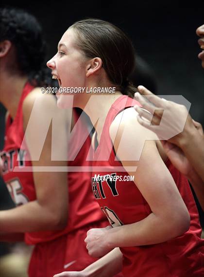 Thumbnail 2 in Liberty vs Midlothian (UIL 5A Regional Final) photogallery.