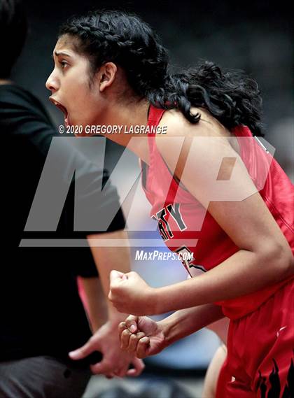 Thumbnail 3 in Liberty vs Midlothian (UIL 5A Regional Final) photogallery.