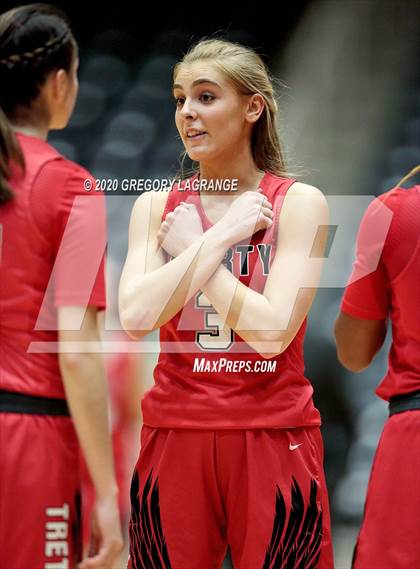 Thumbnail 3 in Liberty vs Midlothian (UIL 5A Regional Final) photogallery.