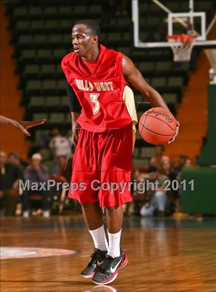 Thumbnail 2 in Mt. Vernon vs. Half Hollow Hills West (NYSPHSAA Class AA Semifinal) photogallery.