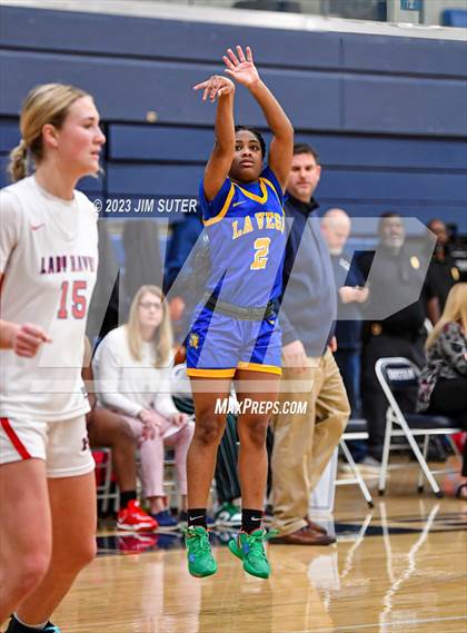 Thumbnail 2 in Hardin-Jefferson vs La Vega (UIL 4A Reg III Semifinal) photogallery.
