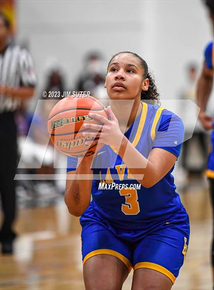 Thumbnail 1 in Hardin-Jefferson vs La Vega (UIL 4A Reg III Semifinal) photogallery.