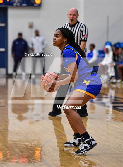 Thumbnail 1 in Hardin-Jefferson vs La Vega (UIL 4A Reg III Semifinal) photogallery.