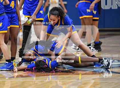 Thumbnail 1 in Hardin-Jefferson vs La Vega (UIL 4A Reg III Semifinal) photogallery.