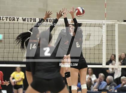 Thumbnail 3 in Central vs Mater Dei (CIF State Open Division Final) photogallery.