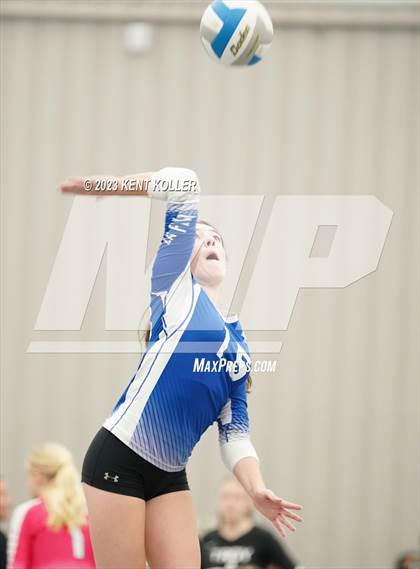Thumbnail 2 in Lake Fenton vs. Riverview (Beast of the East) photogallery.