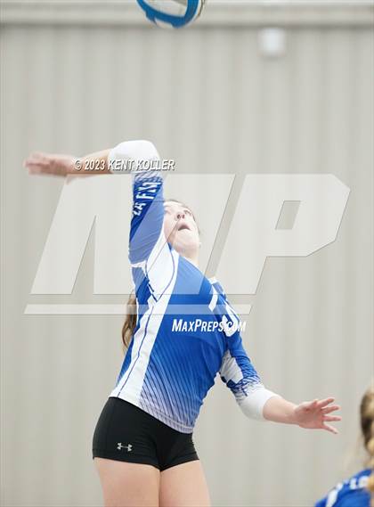 Thumbnail 3 in Lake Fenton vs. Riverview (Beast of the East) photogallery.