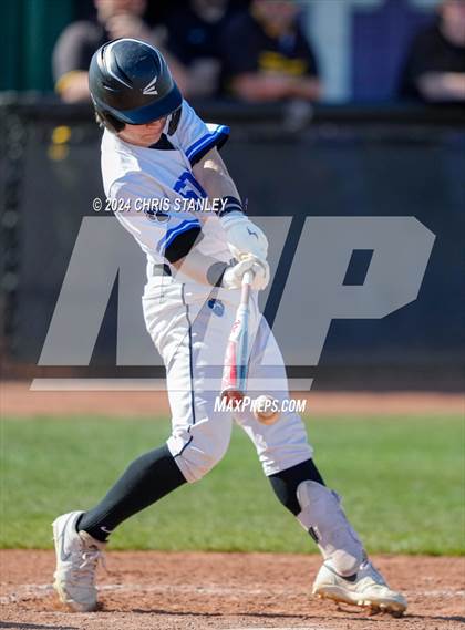 Thumbnail 2 in Galena vs South Medford (Coach Bob Invitational) photogallery.