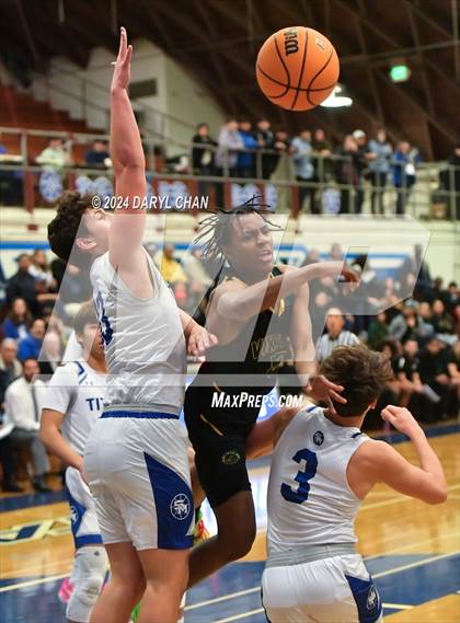Thumbnail 1 in San Marino vs Blair photogallery.