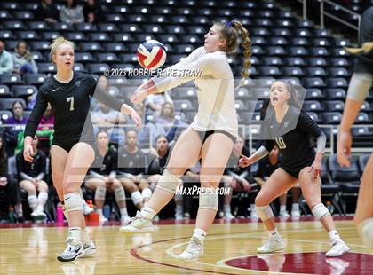Thumbnail 2 in Davenport vs. Randall (UIL 4A Volleyball Final) photogallery.