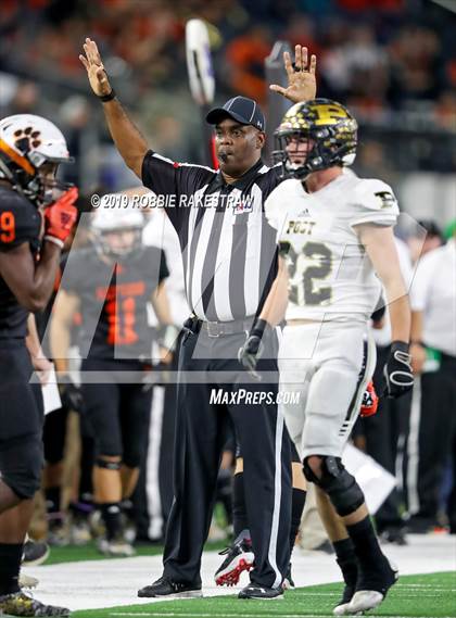 Thumbnail 3 in Post vs. Refugio (UIL 2A Division 1 Final) photogallery.