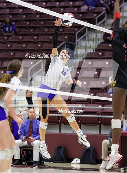 Thumbnail 3 in Central Heights vs. Lorena (UIL 3A Regional Semi-Finals) photogallery.