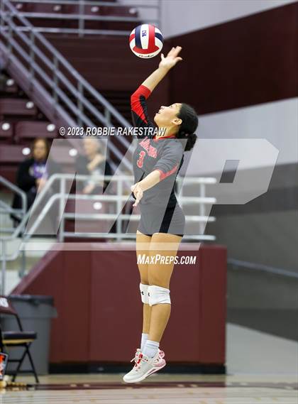 Thumbnail 2 in Central Heights vs. Lorena (UIL 3A Regional Semi-Finals) photogallery.