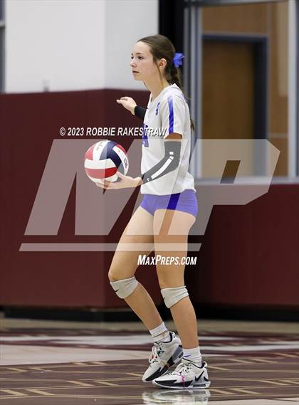 Thumbnail 3 in Central Heights vs. Lorena (UIL 3A Regional Semi-Finals) photogallery.