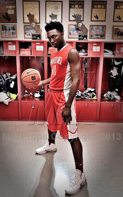 Thumbnail 1 in Mater Dei (Preseason Top 10 Photo Shoot) photogallery.