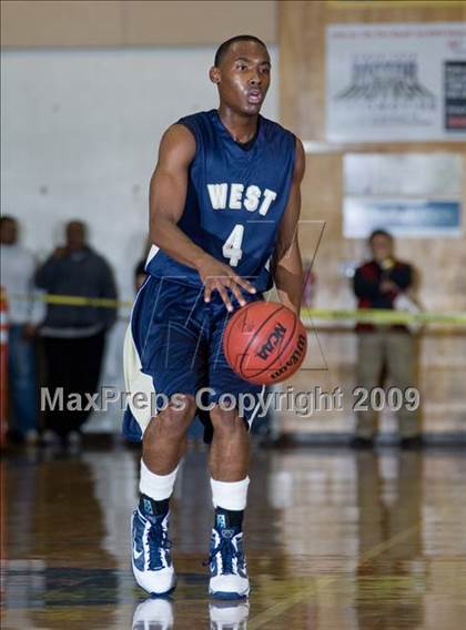 Thumbnail 3 in West vs. Modesto Christian (Modesto Christian Holiday Hoops) photogallery.