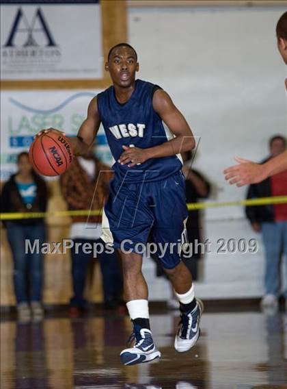 Thumbnail 1 in West vs. Modesto Christian (Modesto Christian Holiday Hoops) photogallery.
