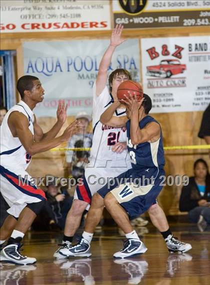Thumbnail 3 in West vs. Modesto Christian (Modesto Christian Holiday Hoops) photogallery.